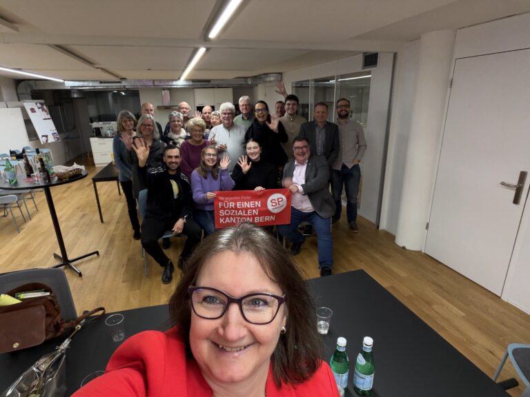 Die Mitglieder posieren mit den Grossratskandidatinnen und Kandidaten