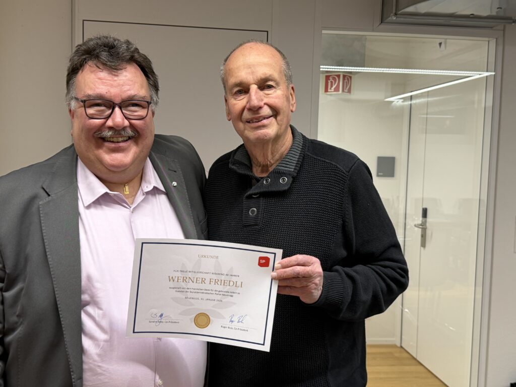 Werner Friedli wird für 40 Jahre Mitgliedschaft bei der SP Neuenegg geehrt.