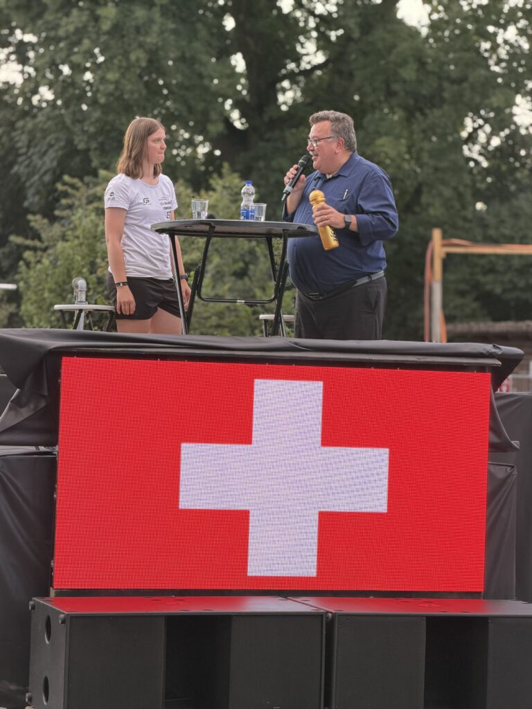 Roger Bula bedankt sich bei Ladina Töndury für das Erscheinen anlässlich der Bundesfeier Neuenegg 2026